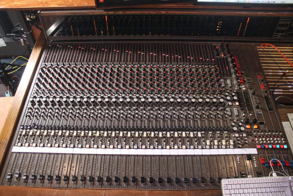 Consola de mezcla análoga de gran formato en estudio de grabación vintage CDMX