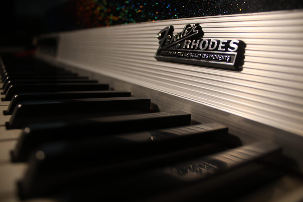 Piano eléctrico Rhodes clásico en estudio de grabación vintage en Ciudad de México