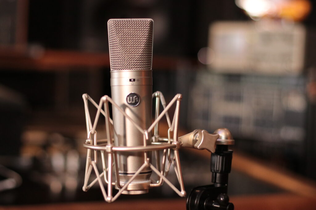 Micrófono de condensador vintage para grabación vocal de alta fidelidad en estudio CDMX