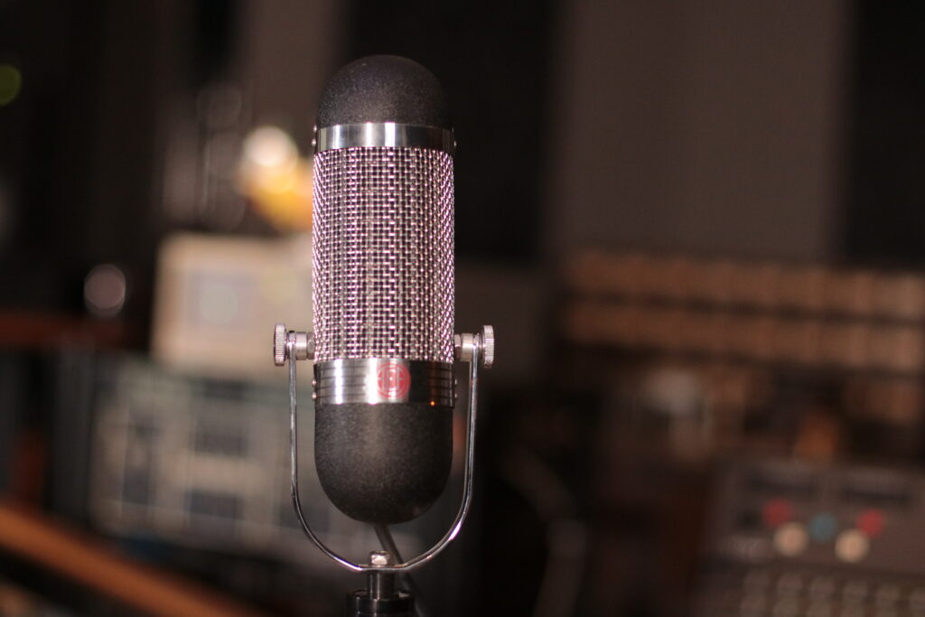 Micrófono de cinta estilo antiguo para grabación vocal cálida en estudio profesional CDMX