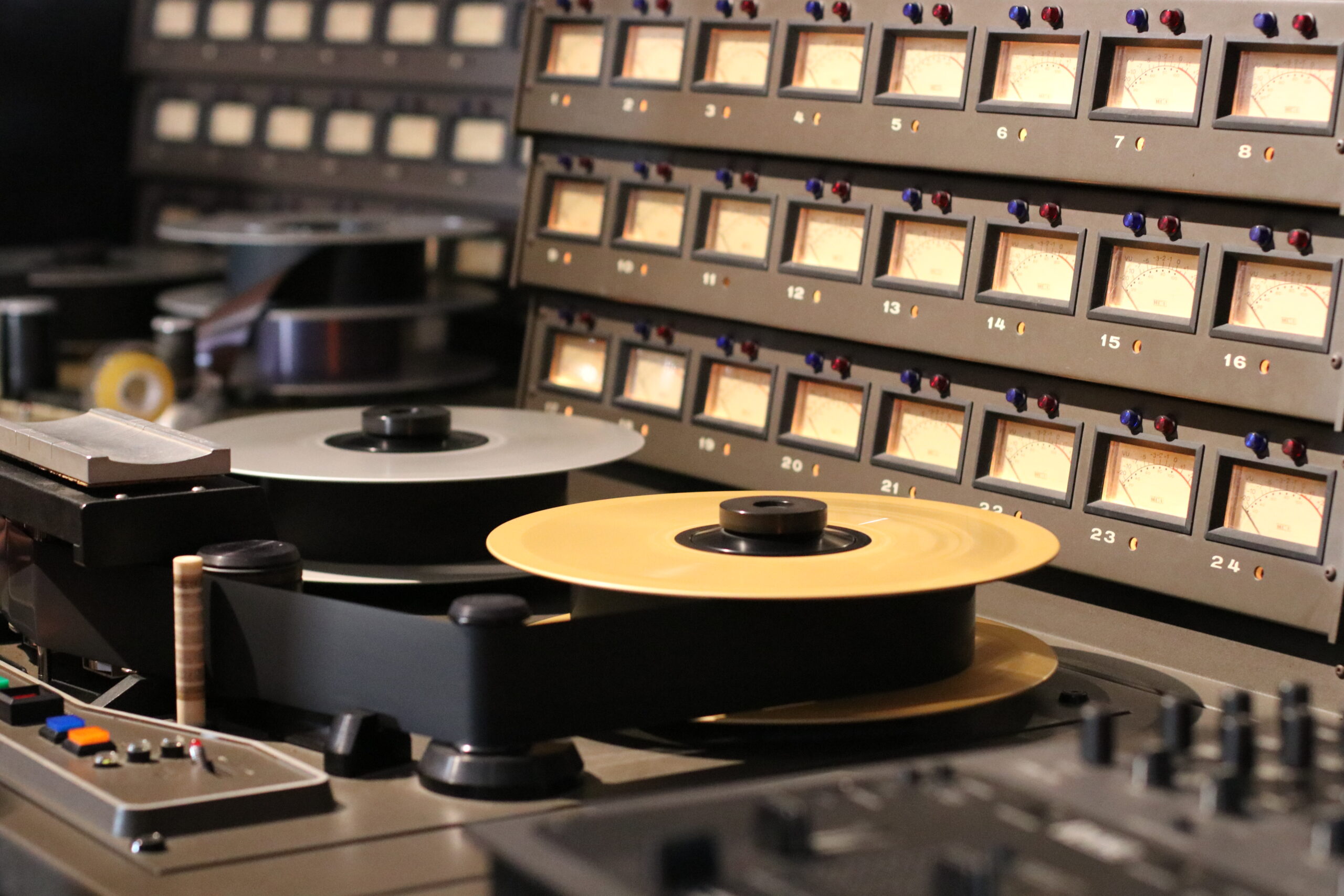 Equipo análogo vintage con reproductor de cinta y preamps en estudio profesional CDMX